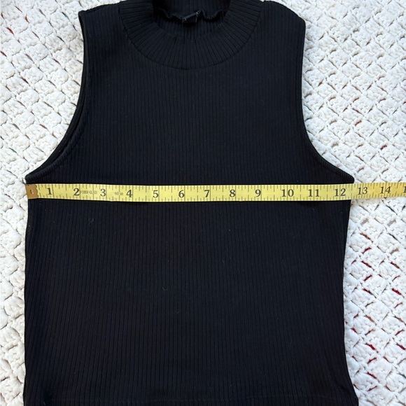 🔺UNIQLO CROP TOP RIBBED SLEEVELESS/ BLACK / XS 🖤 - Picture 7 of 7